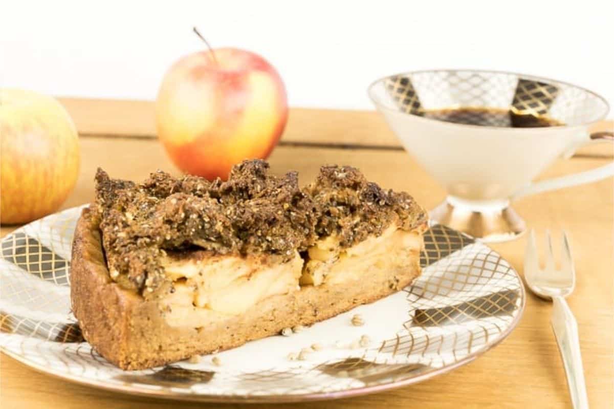 apple crumble cake with hemp seeds
