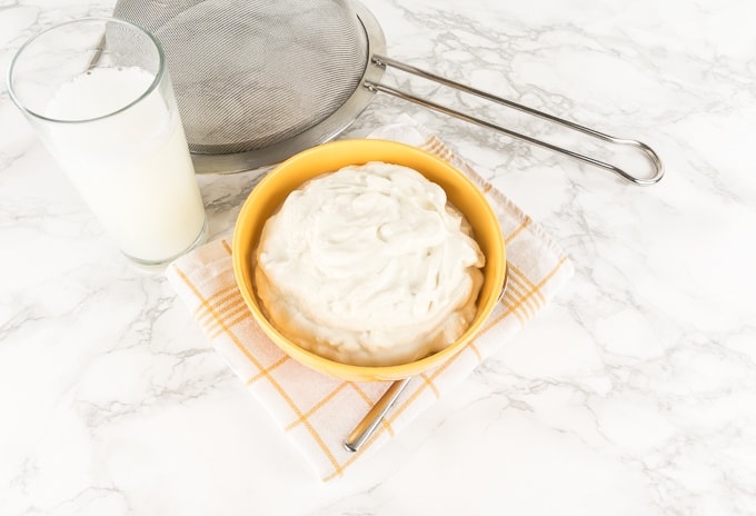 Easy-Peasy Vegan Cream Cheese Made of Yogurt