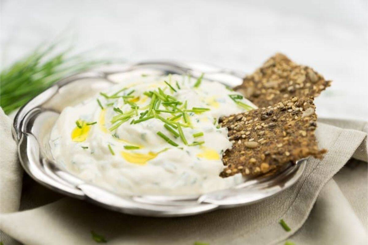 Cream Cheese Dip with Chives and Flaxseed Oil Chives cream cheese dip with flax oil and crackers