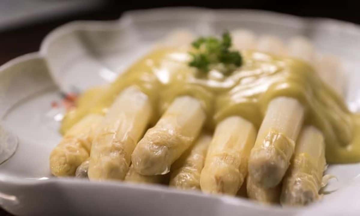 Cooked white asparagus with vegan Hollandaise sauce