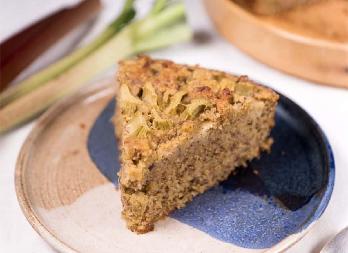 gluten-free rhubarb cake with polenta and almonds