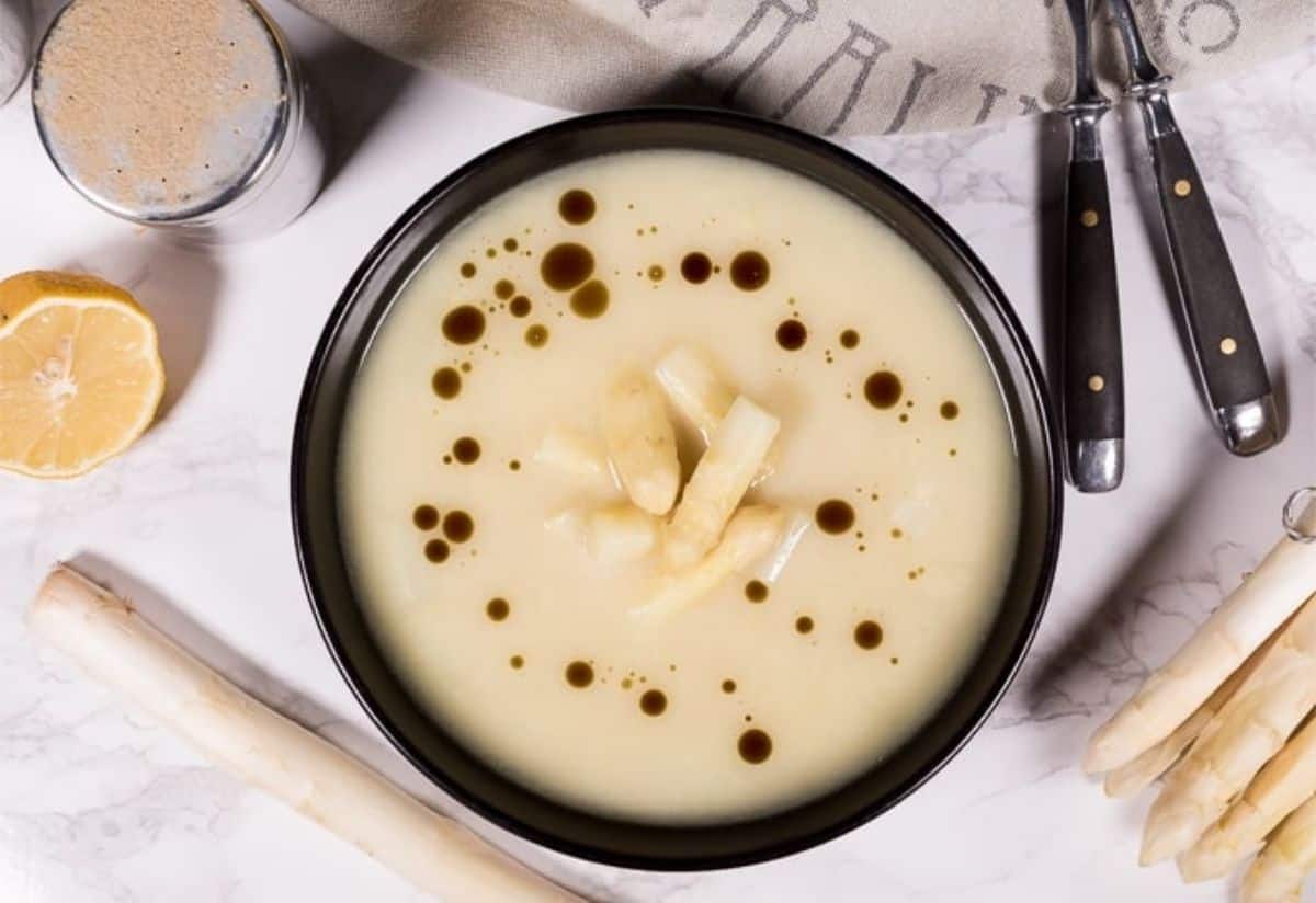 White asparagus soup with sprinkles of pumpkin seed oil