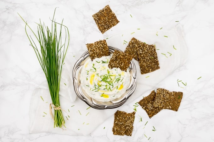 Chives cream cheese dip with flaxseed oil and crackers