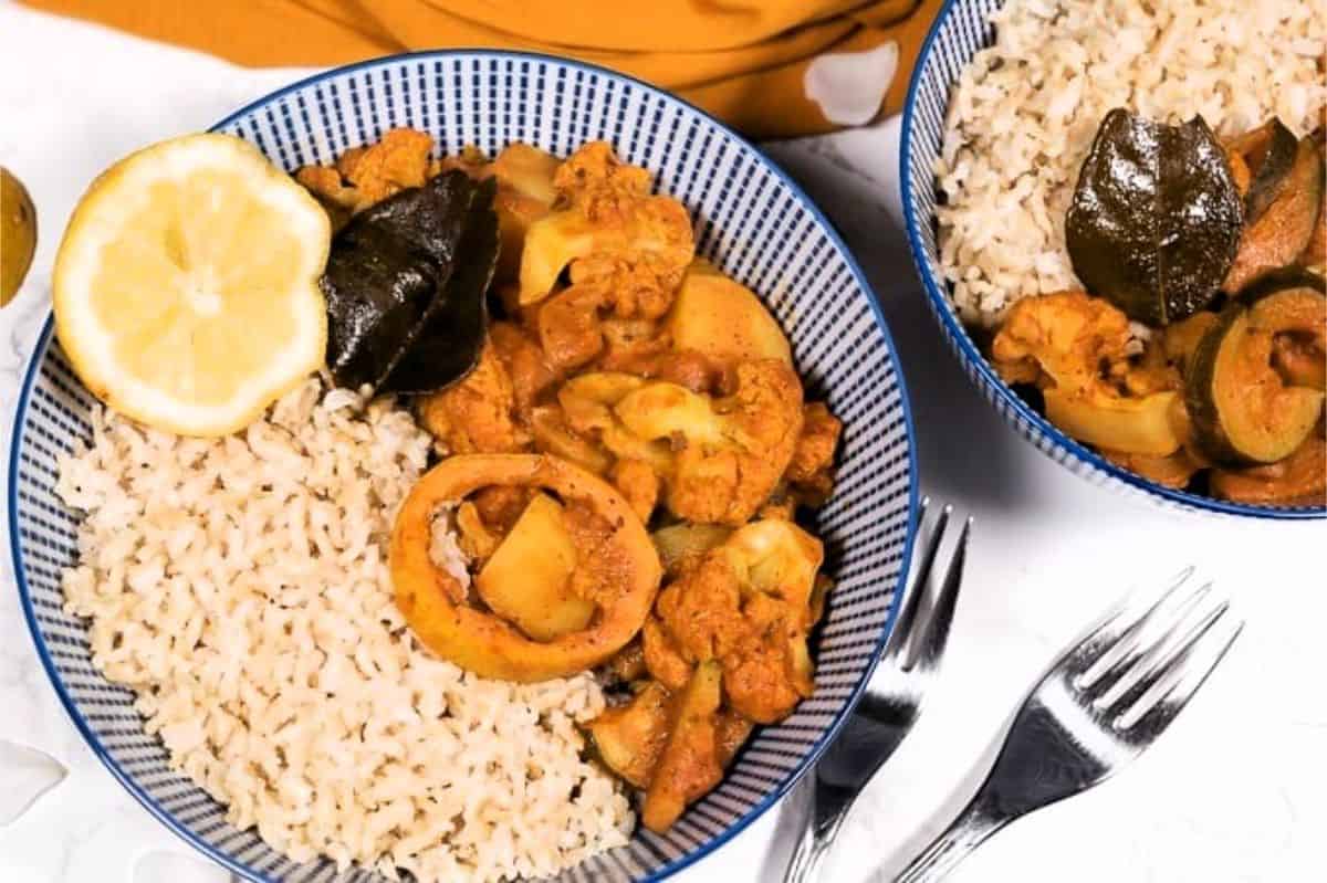 easy cauliflower and potato curry with rice