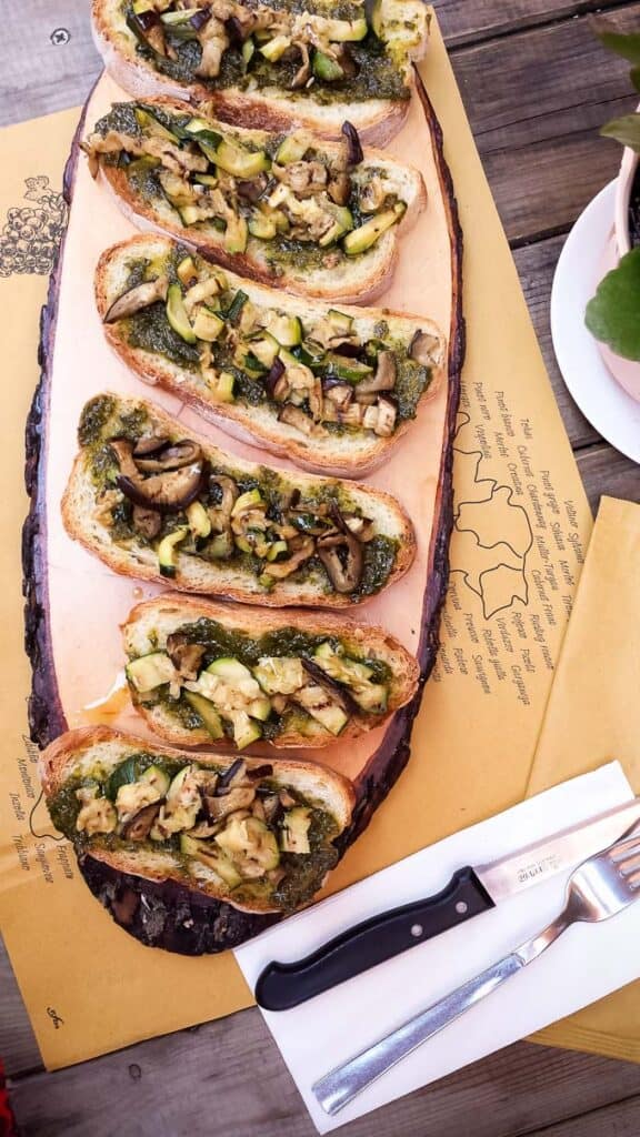 Bread slices with pesto and mushrooms, an example of the recipes you can find on vegan blogs