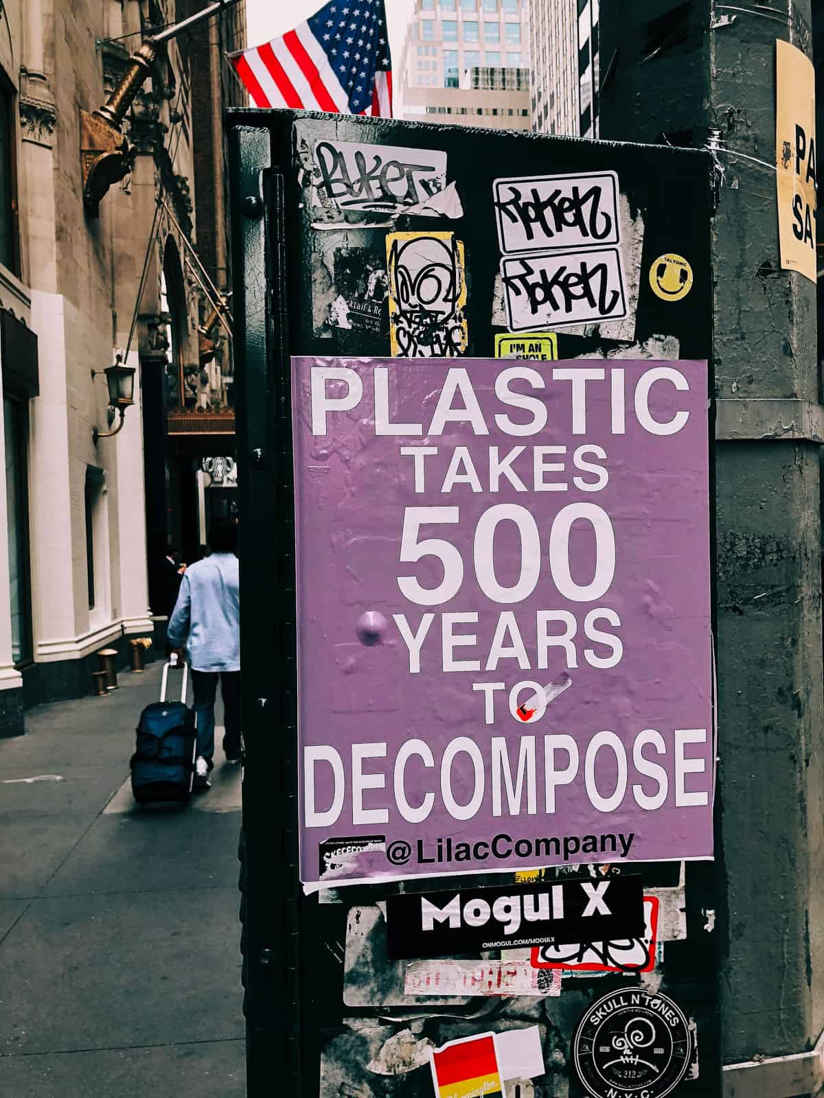 Poster on a street saying "Plastic takes 500 years to decompose"
