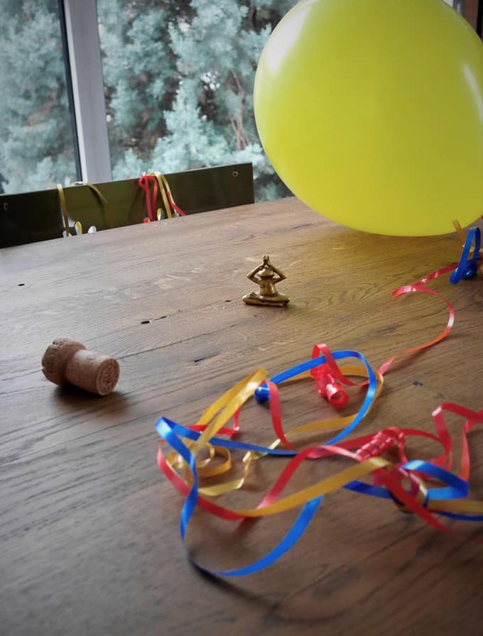 Decorations for New Year's Eve: Doing Year-end reflections before the party 