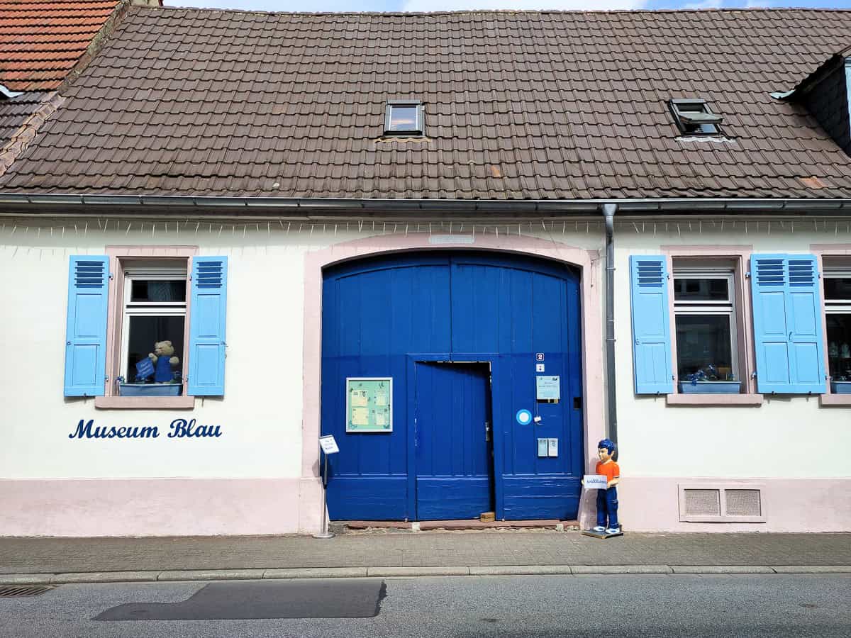 Blue entry door of the Museum Blau in Schwetzingen