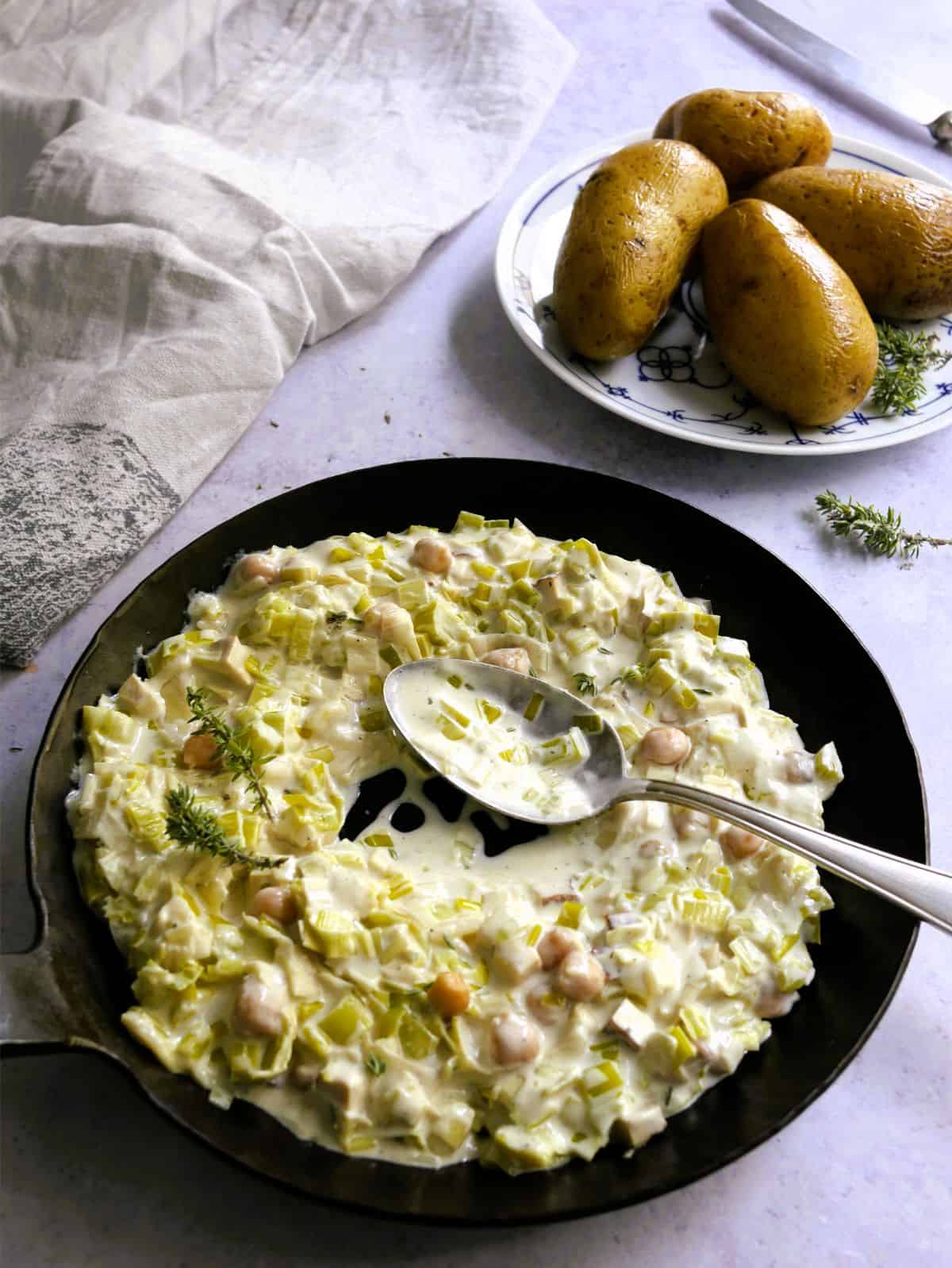 leeks in white sauce with potatoes