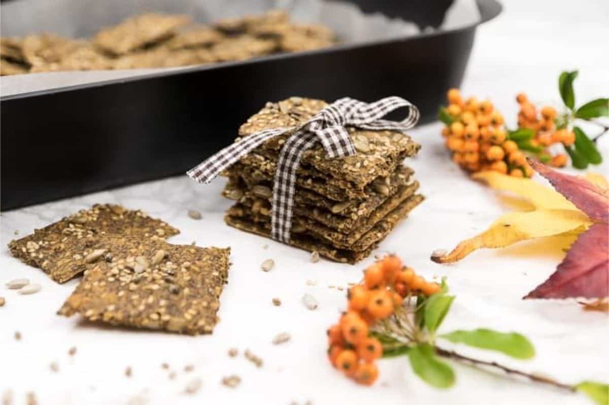 gluten-free crackers with flax seeds